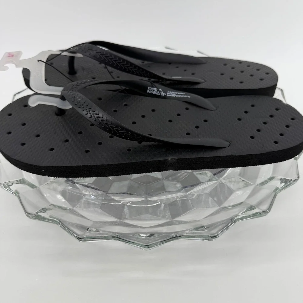 Room Essentials Mens Large Black Perforated Shower Flip Flops Sandals L 9-10